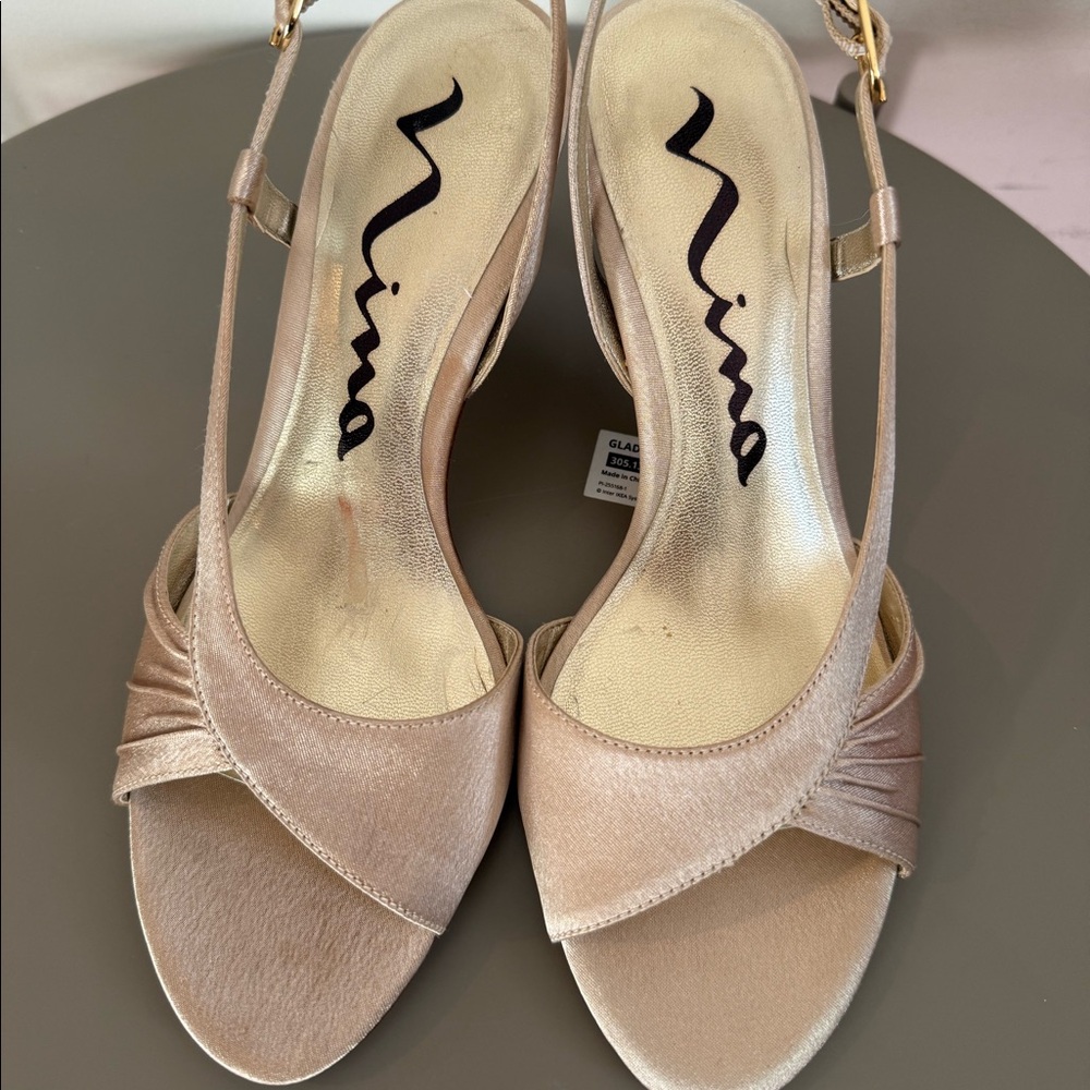 Gold heels with a little shine ! Comfortable heels perfect for the season